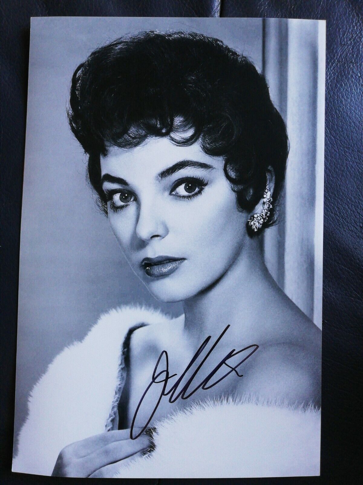 Joan Collins signed autographed 6x9 inch picture