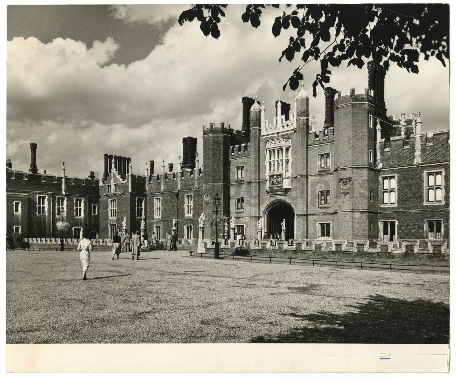 Hampton Court Palace - Vintage Publication Photo Poster paintinggraph - England