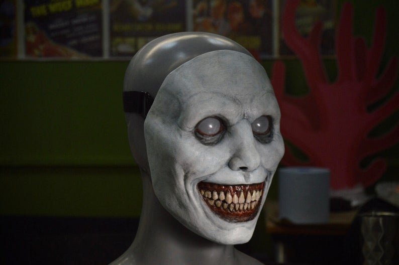 😈Creepy Halloween Mask - Smiling Demon