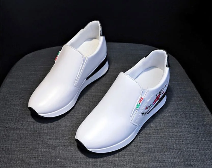 NEW Brand Women Casual Shoes Woman Sneakers Fashion Breathable PU Leather Platform White Women Shoes Soft Footwears Embroidered