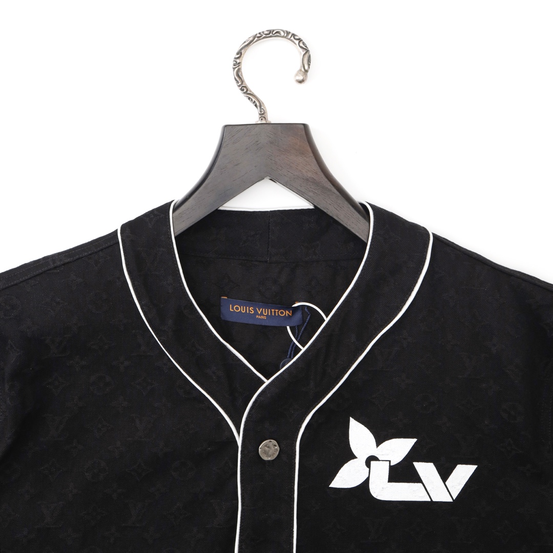 LV牛仔提花棒球服襯衫領口圖