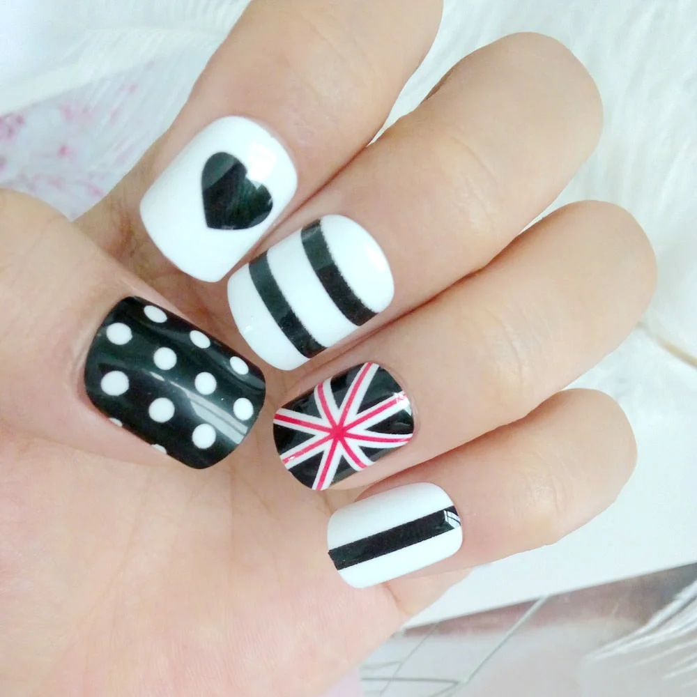 24Pcs Artificial Short Fake Nails 3D Holographic Sequins False Nails With Design DIY Full Cover Finger Tips Manicure Tools-Nail Inspo