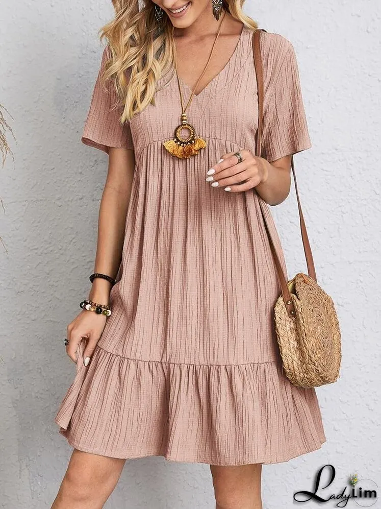 Lavender-coloured dress with V-neck and short sleeves