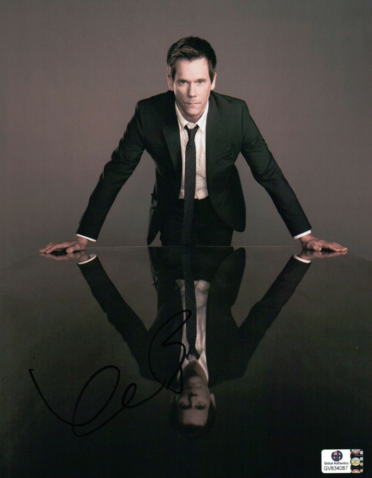 Kevin Bacon Signed Autographed 8X10 Photo Poster painting The Following Reflection GV834087