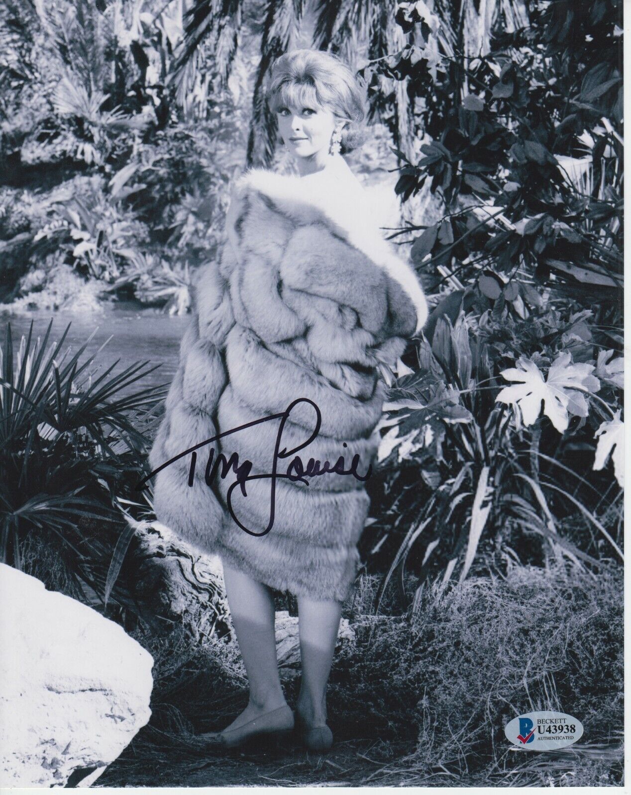 TINA LOUISE SIGNED GILLIGANS ISLAND 8X10 Photo Poster painting BECKETT CERTIFIED #4