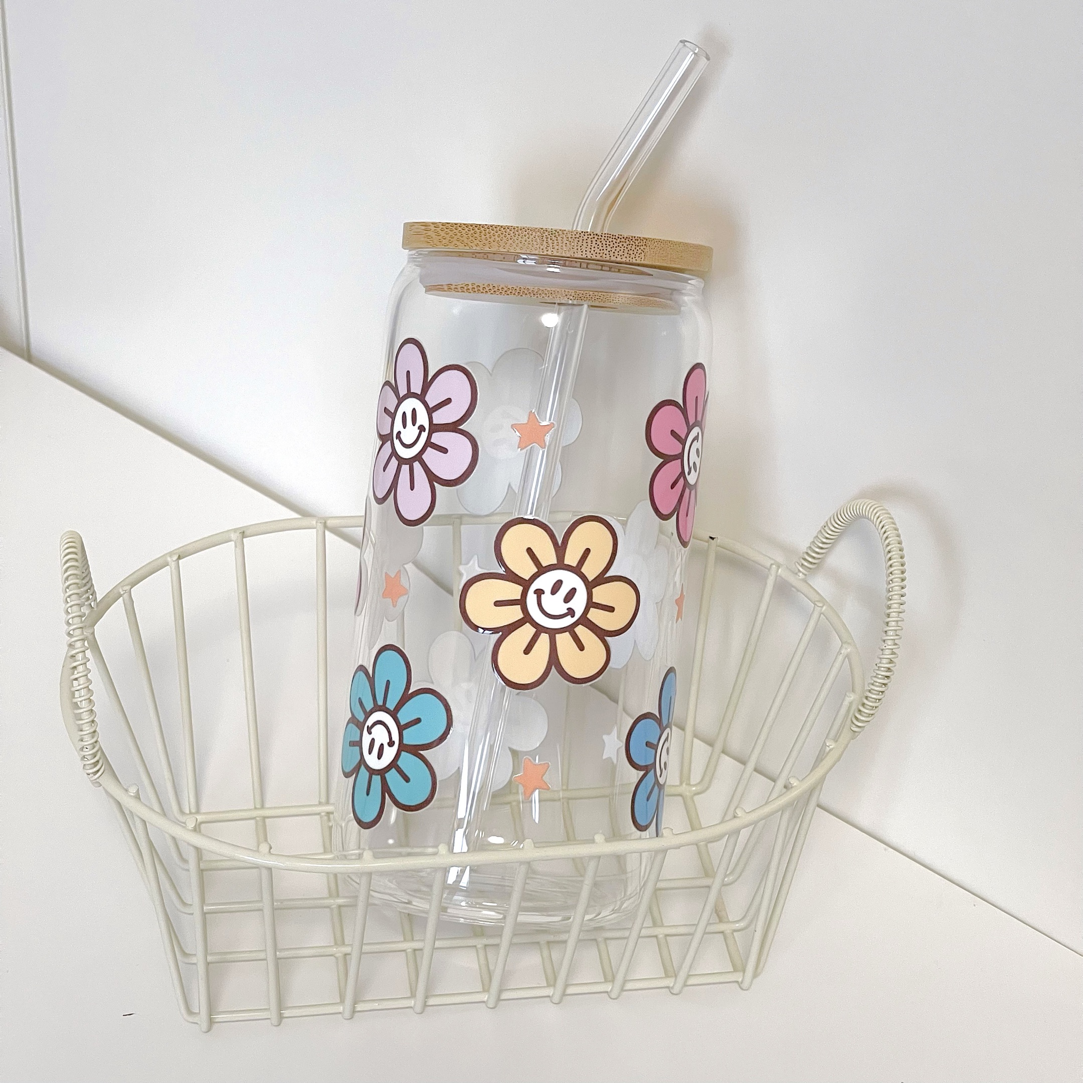 Maneifurui™ Smiling Daisy Glass Can