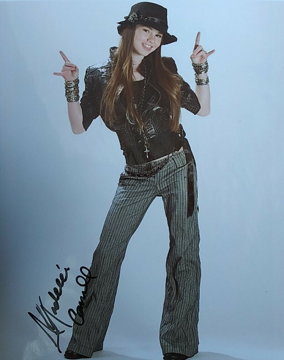 Madeline Carroll signed 8 x 10