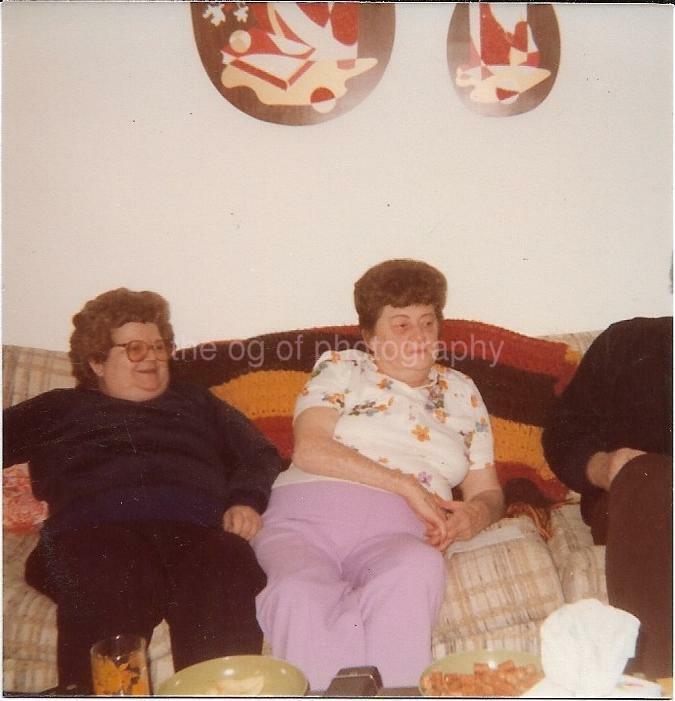 SOFA GIRLS Women FOUND Photo Poster painting ColorOriginal Snapshot VINTAGE 02 24