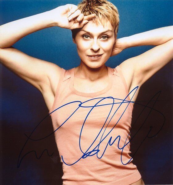 Lisa Stansfield genuine autograph 8x8