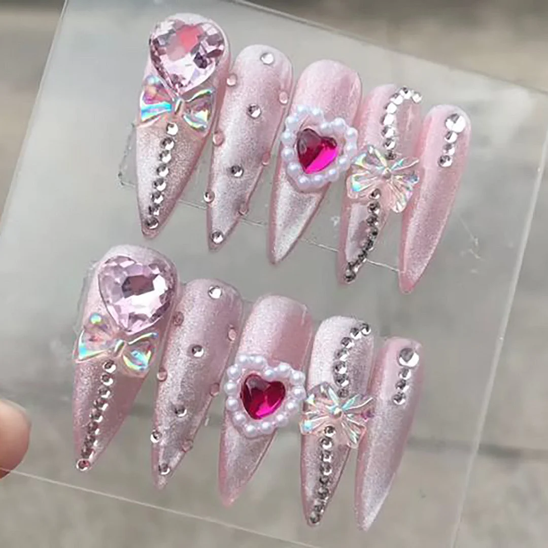 Cat's Eyes Love Diamond Wearing Nail