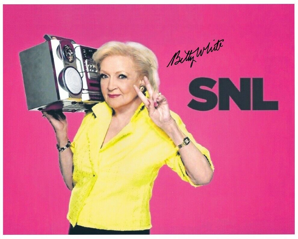 BETTY WHITE signed SATURDAY NIGHT LIVE 8x10 w/ coa FUNNY PROMO SHOT WITH BOOMBOX