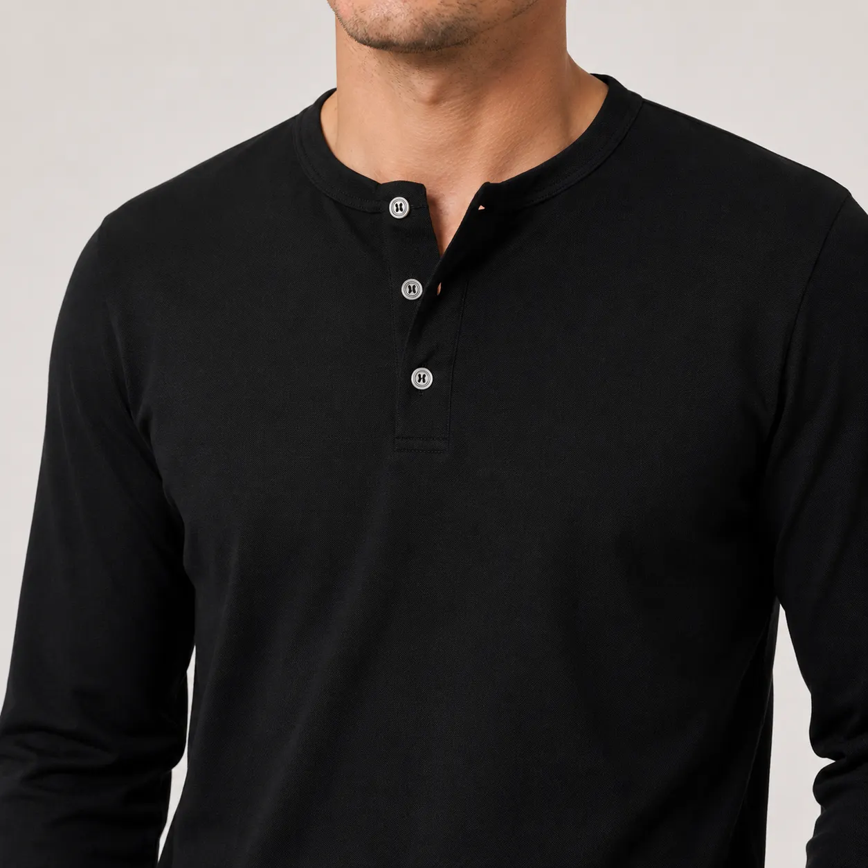 Man wearing the black Bleamme Henley in the city