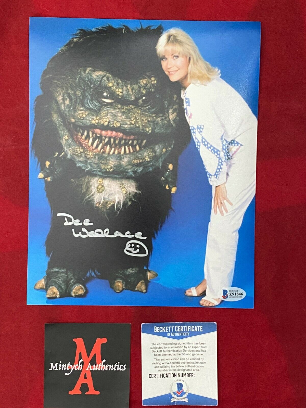 DEE WALLACE AUTOGRAPHED SIGNED 8x10 Photo Poster painting! CRITTERS! BECKETT AUTHENTIC! HORROR!