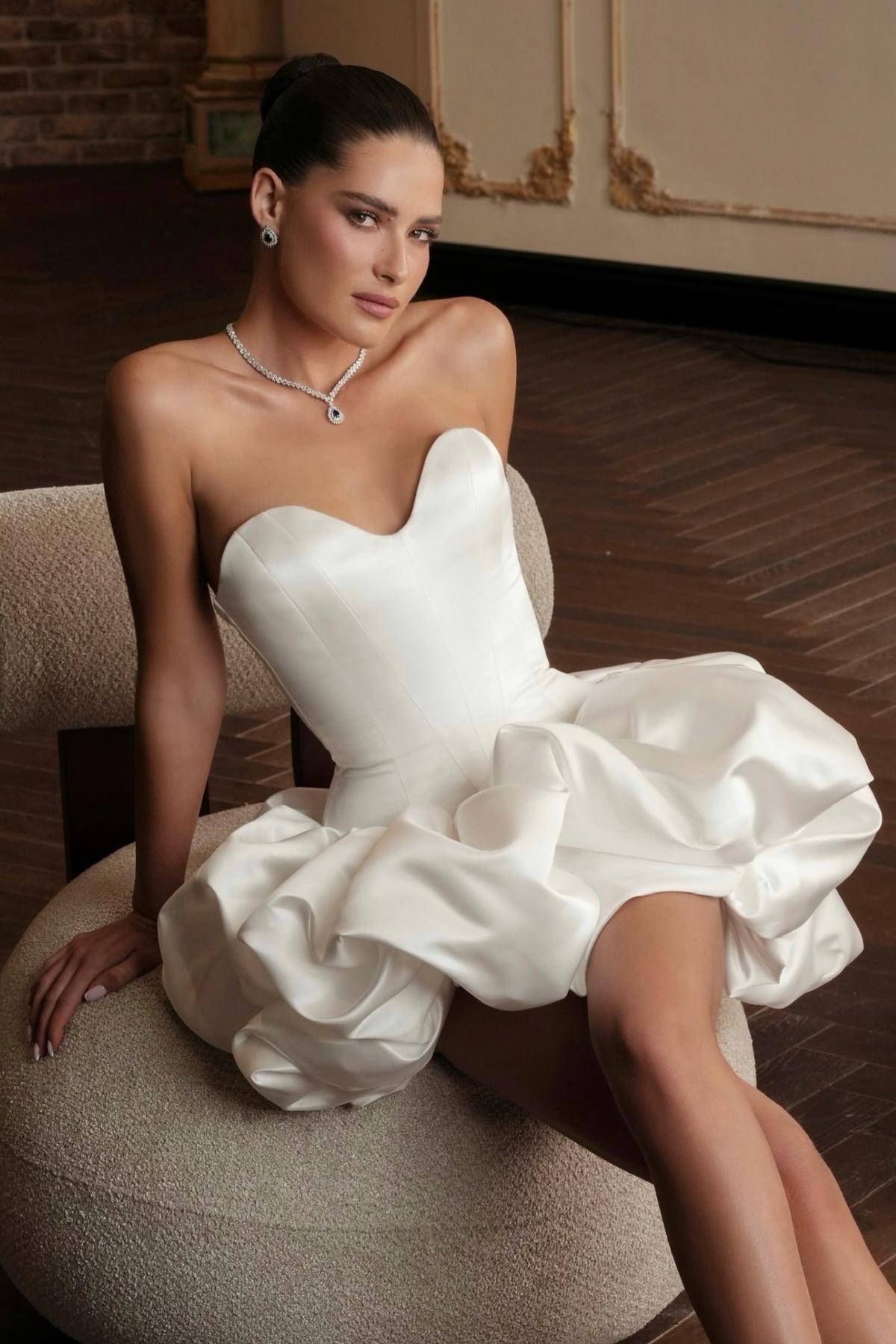 Lussooy White Satin Elegant Sleeveless Strapless Short Prom Dress with Ruffles  