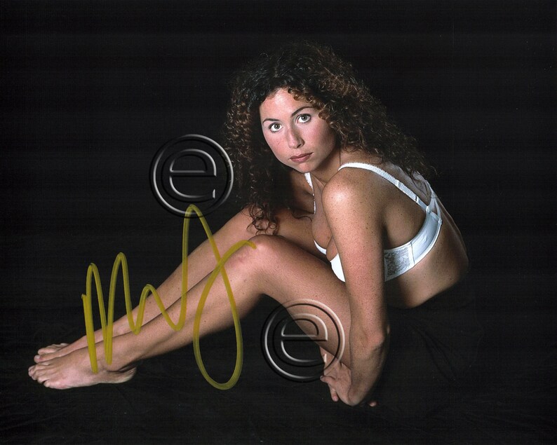 Minnie Driver Autographed Signed Photo Poster painting 8 x 10 print Photo Poster painting picture poster wall art autograph