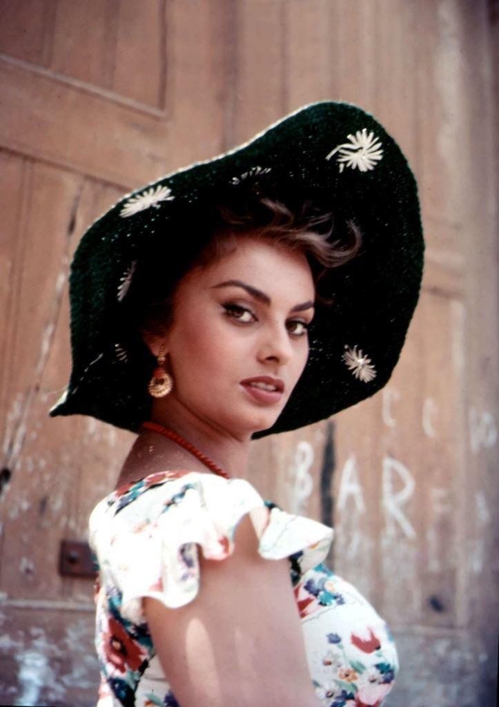 Sophia Loren 8x10 Picture Simply Stunning Photo Poster painting Gorgeous Celebrity #121