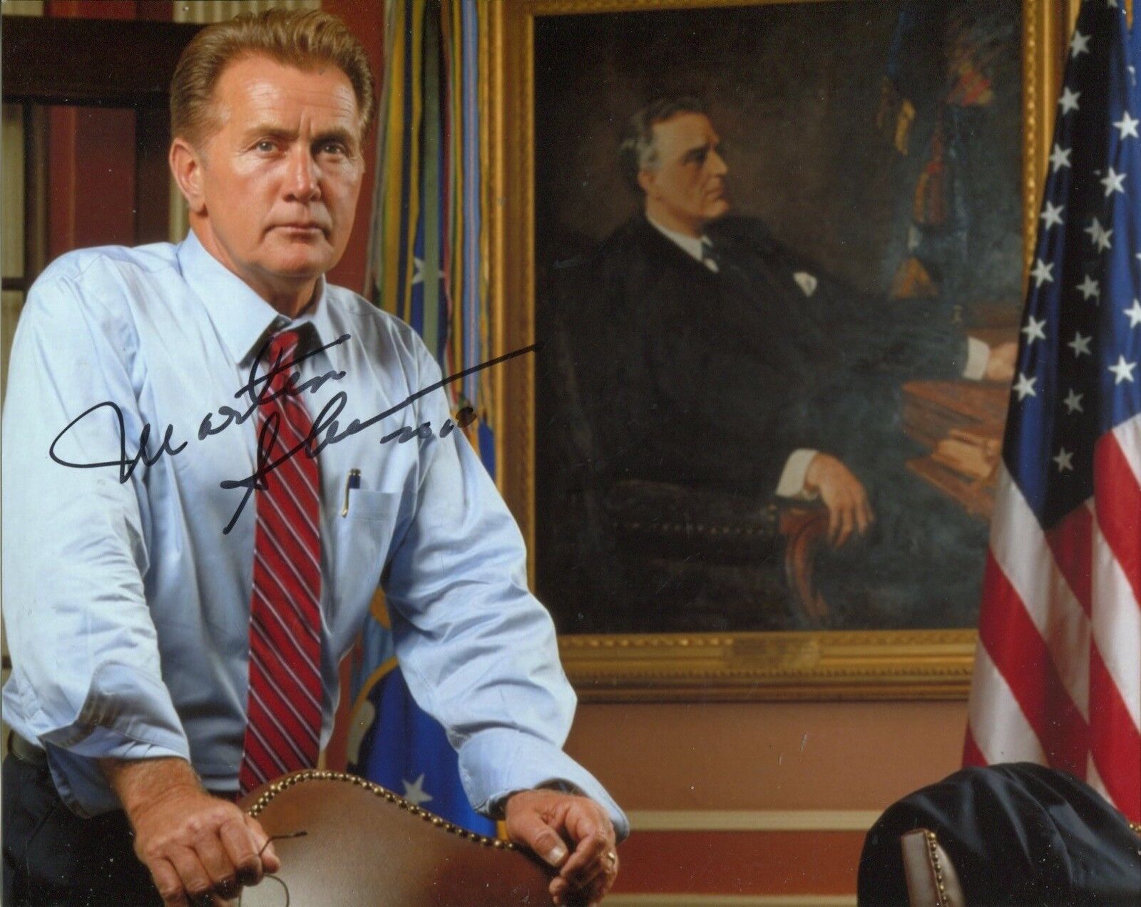 Actor Martin Sheen signed THE WEST WING 8x10 Photo Poster painting UACC DEALER