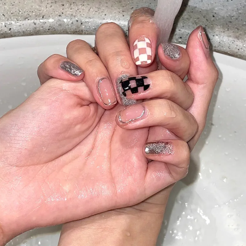 Qinice 24Pcs/Set Milkshake Diamond Lattice Wearing False Nails Tips Fall Winter Adhesive Fake Nails Removable French Press on Nail Art