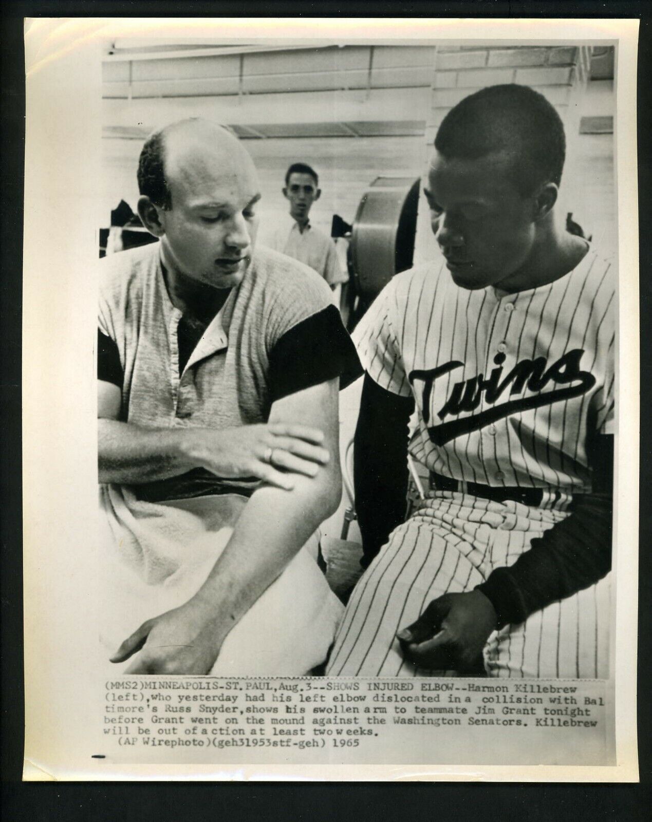 Harmon Killebrew injured elbow & Mudcat Grant 1965 Press Photo Poster painting Minnesota Twins