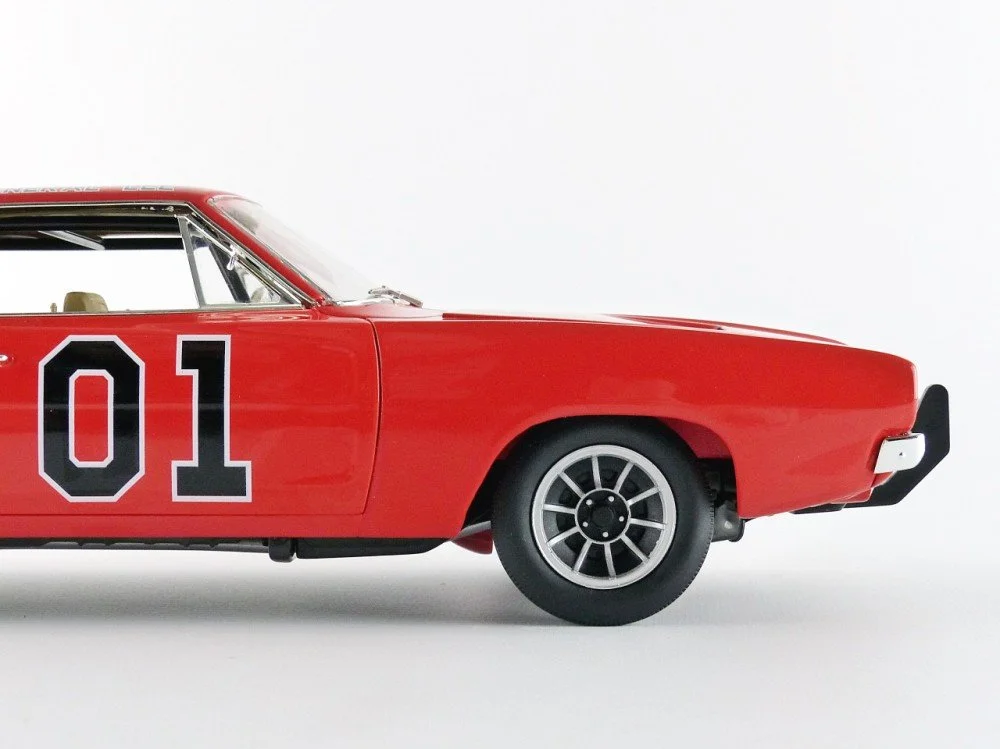 Cooter&rsquo;s Garage 1969 Dodge Charger with General Lee 1/18 Scale