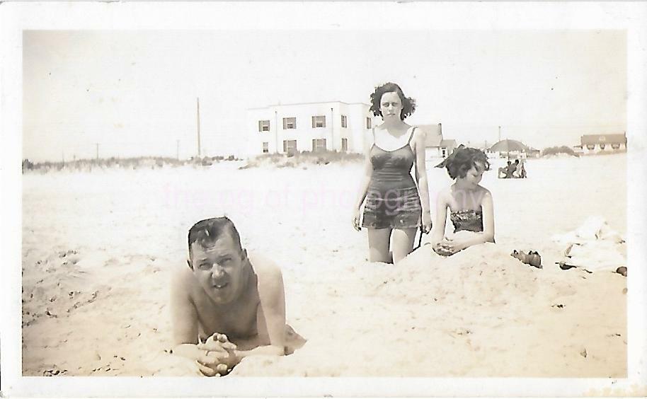 BEACH SCENE Vintage FOUND Photo Poster paintingGRAPH bwOriginal Snapshot 011 17 U