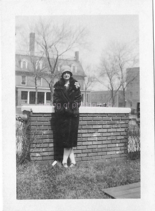 Vintage FOUND FAMILY Photo Poster paintingGRAPH Black And White Original WOMAN Snapshot 06 13 A