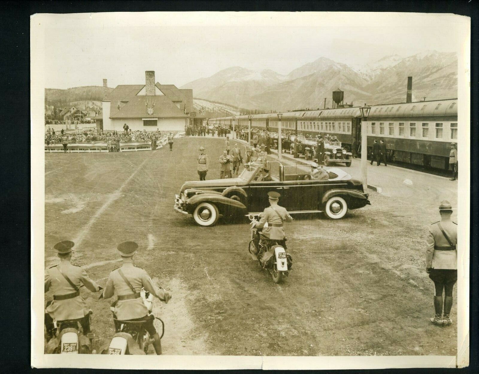 King George VI & Queen visit Jasper National Park 1939 Type 1 Press Photo Poster painting