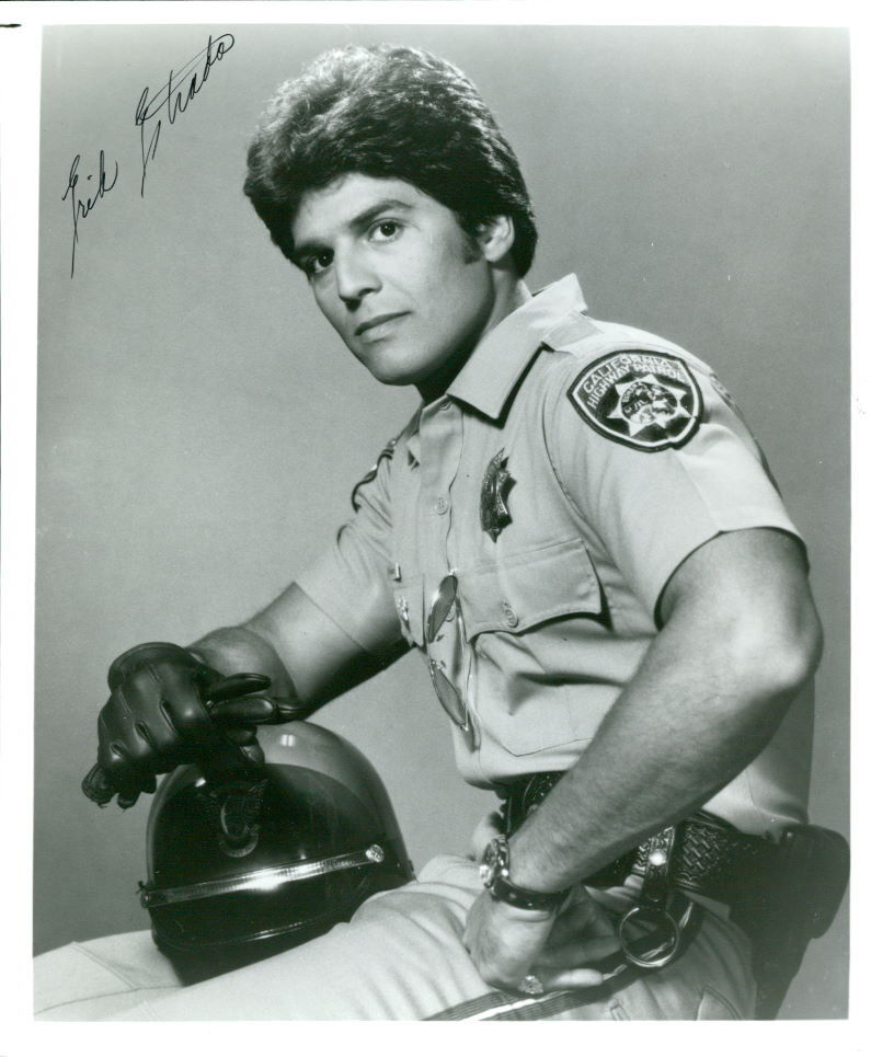 Erik Estrada (CHiPs) (Vintage) signed Photo Poster painting COA