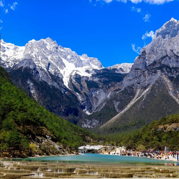 Ular bitta lotda ichkariga kiradilar