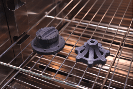 3D打印PPS-CF耗材推荐组件及配件，含硬化钢喷嘴和置于网架上的叶轮状打印件，展示高强度应用