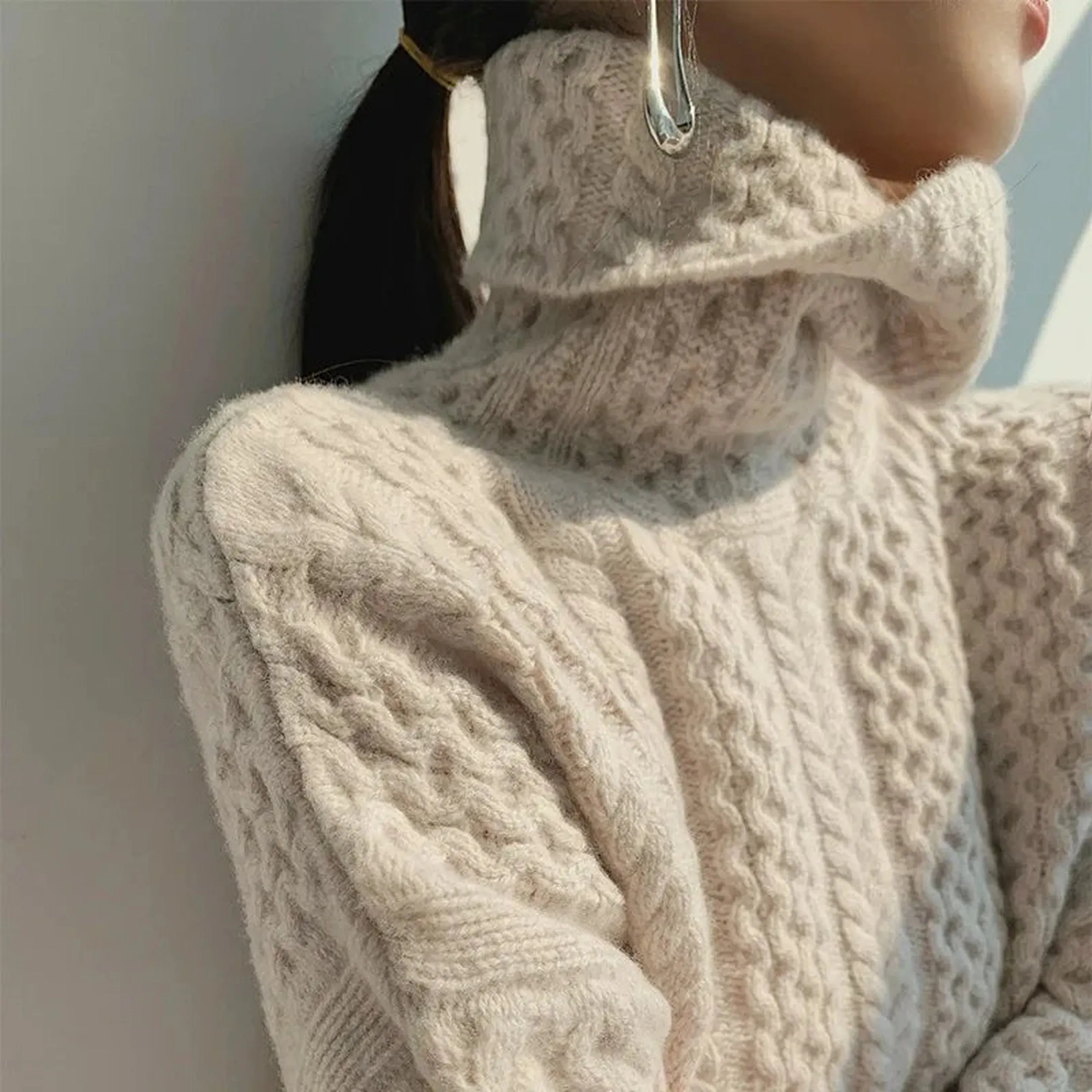 Women's Pure Cashmere Roll Neck Jumper &ndash; Relaxed Cable Knit