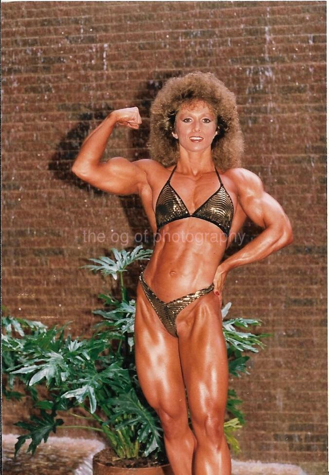 MUSCLE WOMAN 80's 90's FOUND Photo Poster painting Color FEMALE BODYBUILDER Original EN 17 18 Q