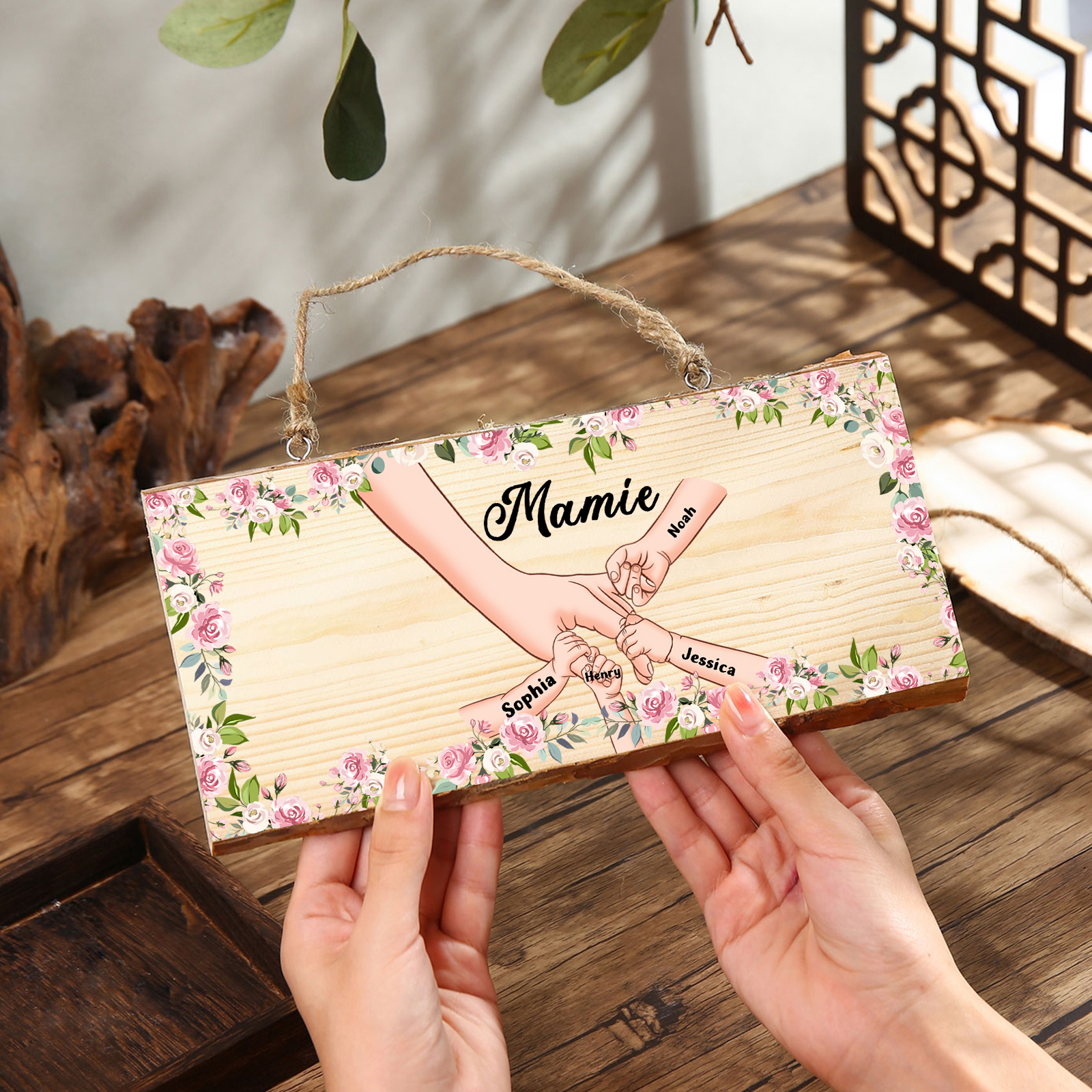 À ma Mamie - Décoration en bois la main dans la main 1-6 Prénoms Personnalisés pour Famille Peinture Décorative