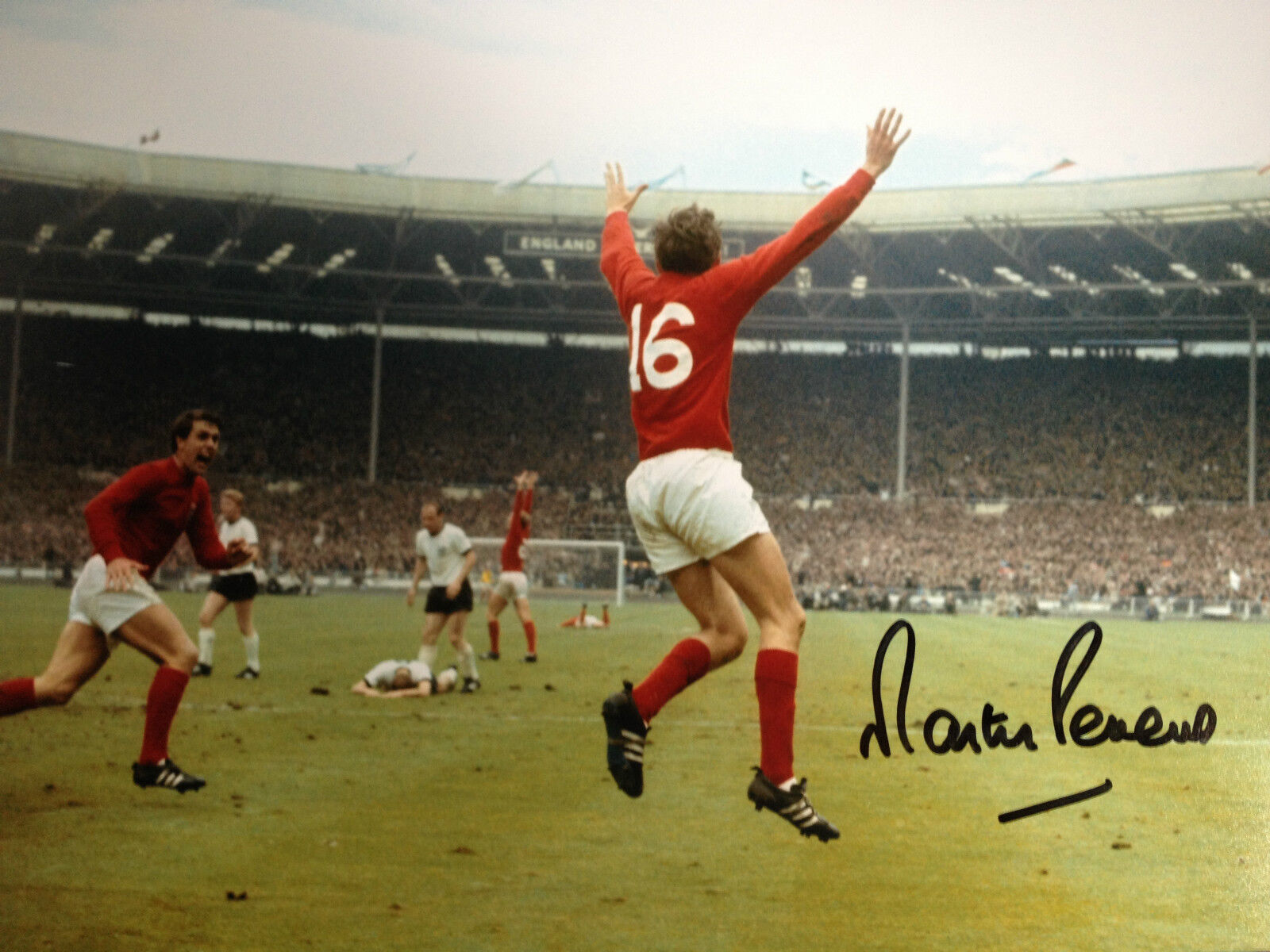 MARTIN PETERS - ENGLAND WORLD CUP FINAL GOAL SCORER - SIGNED COLOUR Photo Poster paintingGRAPH