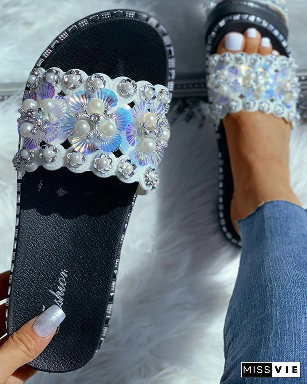 Beaded Flower Pattern Flat Sandals