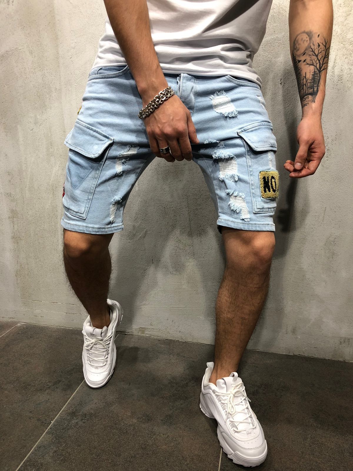 blugi-deschisi-la-culoare-cu-e