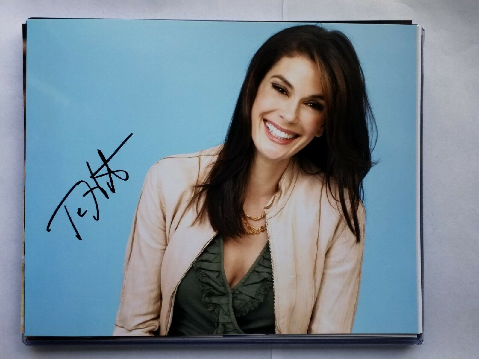 Autographed Teri Hatcher signed 8 x 10 Photo Poster painting Cute