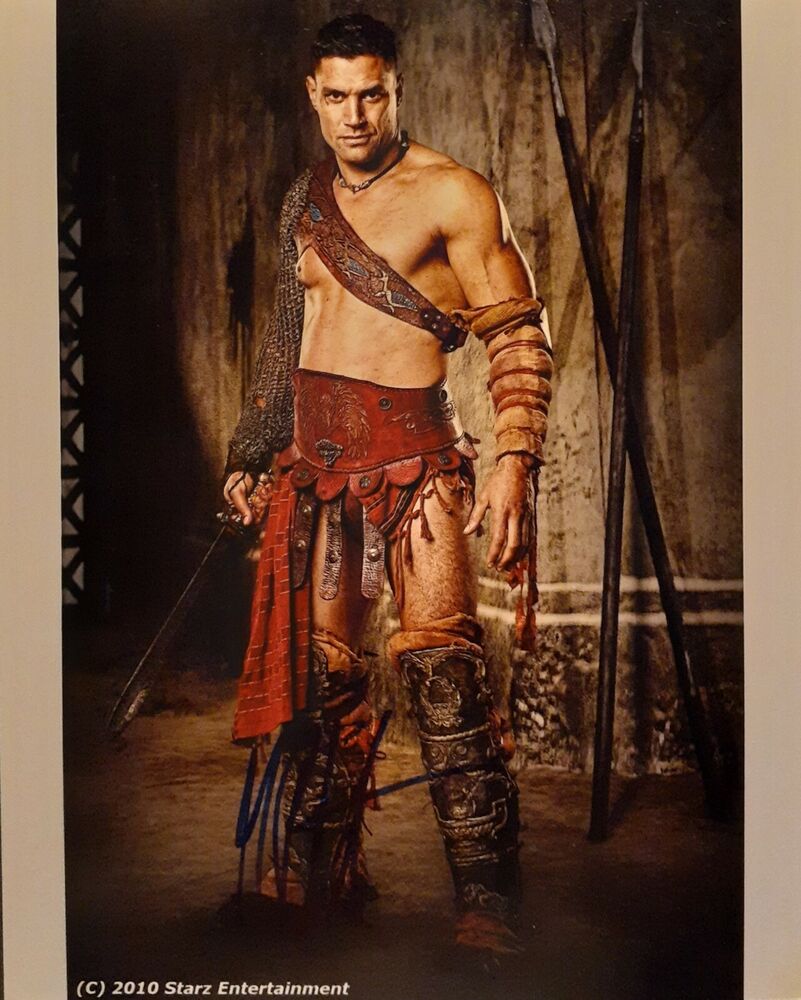 Manu Bennett signed 8x10