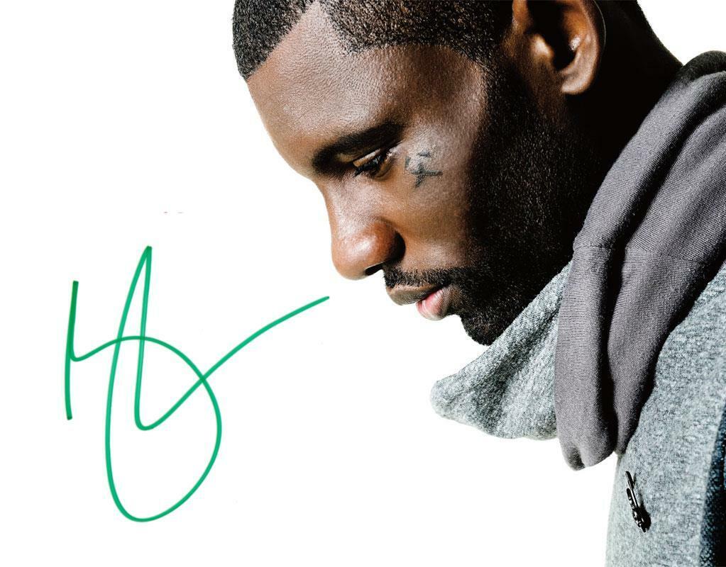 Wretch 32 SIGNED AUTOGRAPHED 10 X 8