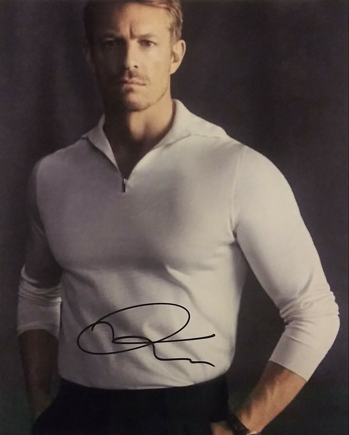 Joel Kinnaman signed 8 x 10