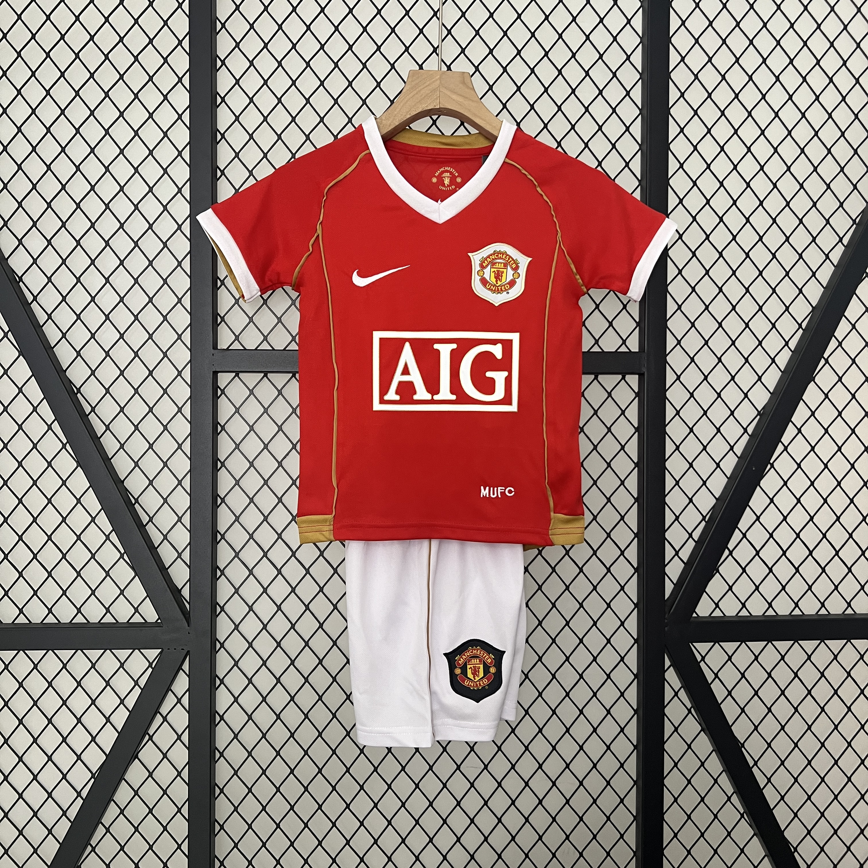 Manchester United Retro 2006-07 Home Stadium Kids Kit