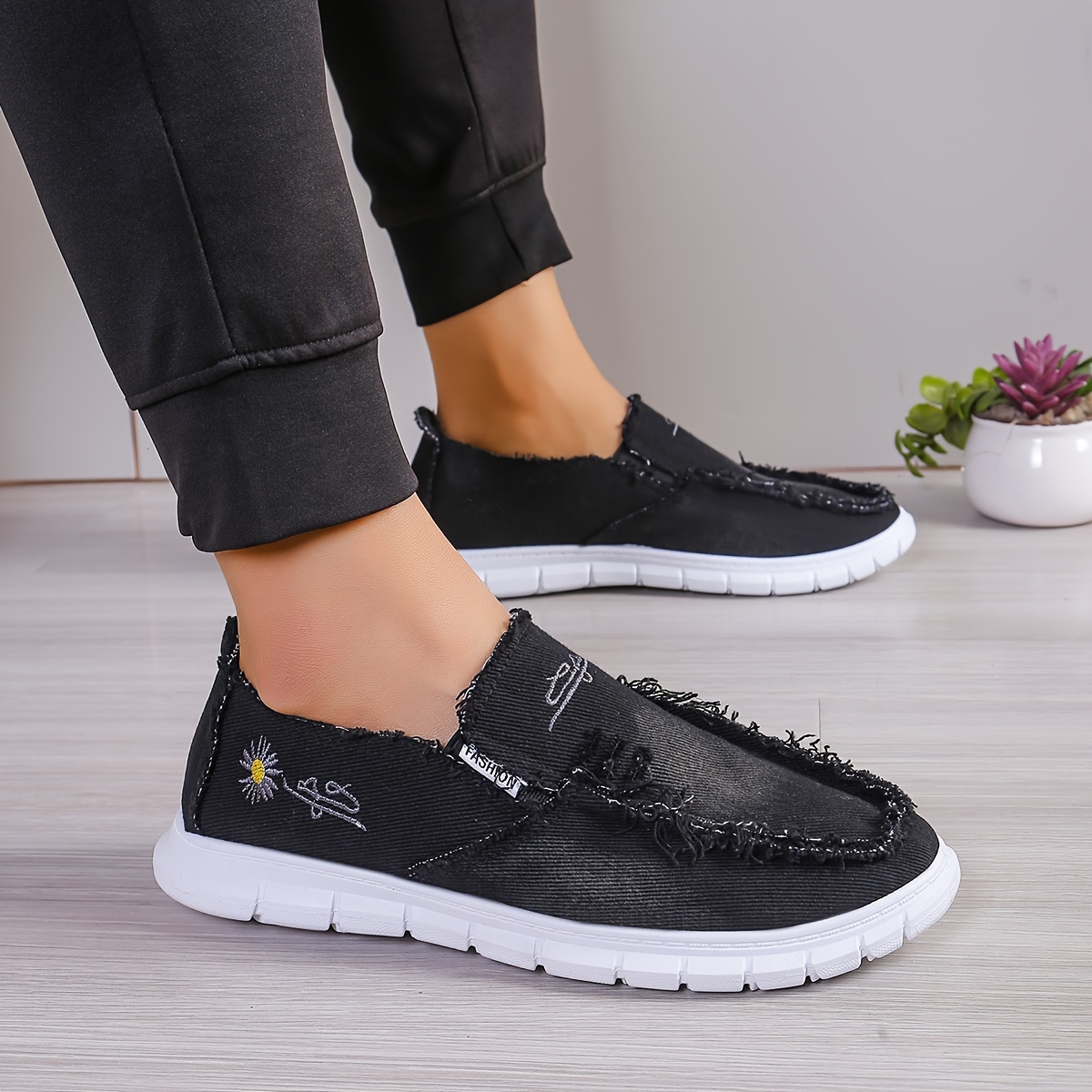 Unisex Casual Floral Embroidered Fabric Slip-on Shoes