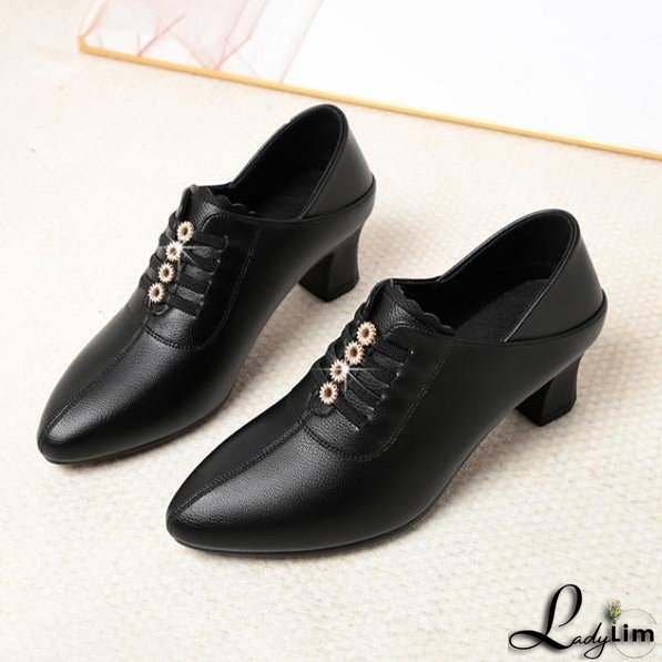 Fashionable and Minimalist winter Shoes