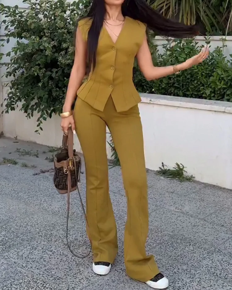 Sleeveless solid color two piece suit