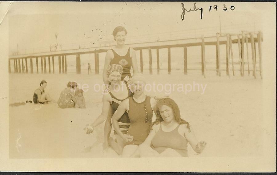 Found ANTIQUE Photo Poster paintingGRAPH bw A DAY AT THE BEACH Original VINTAGE JD 110 10 F