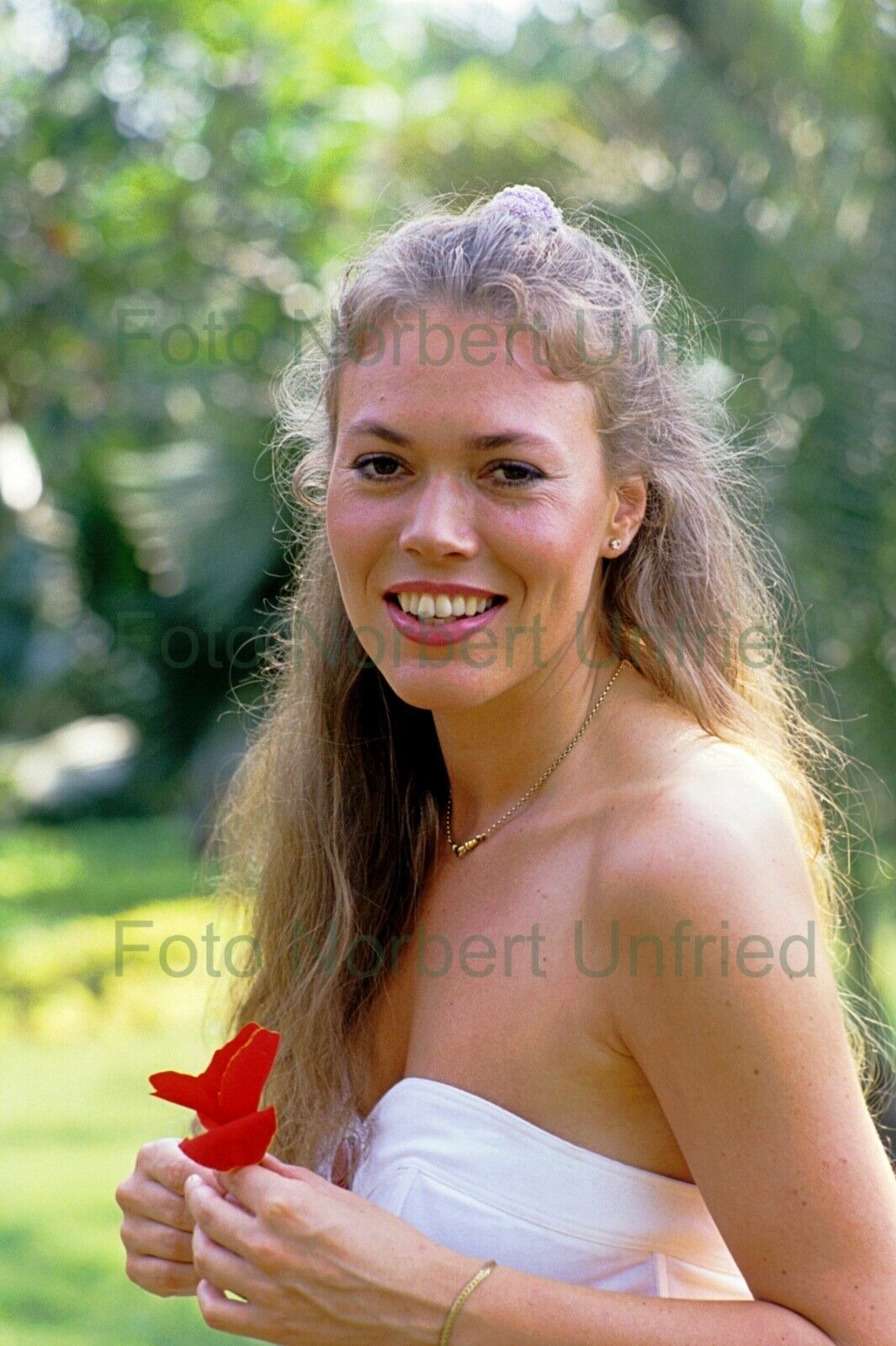 Andrea Heuer mit Gold Schmuck - Foto 20 x 30 cm ohne Autogramm (Nr 2-10