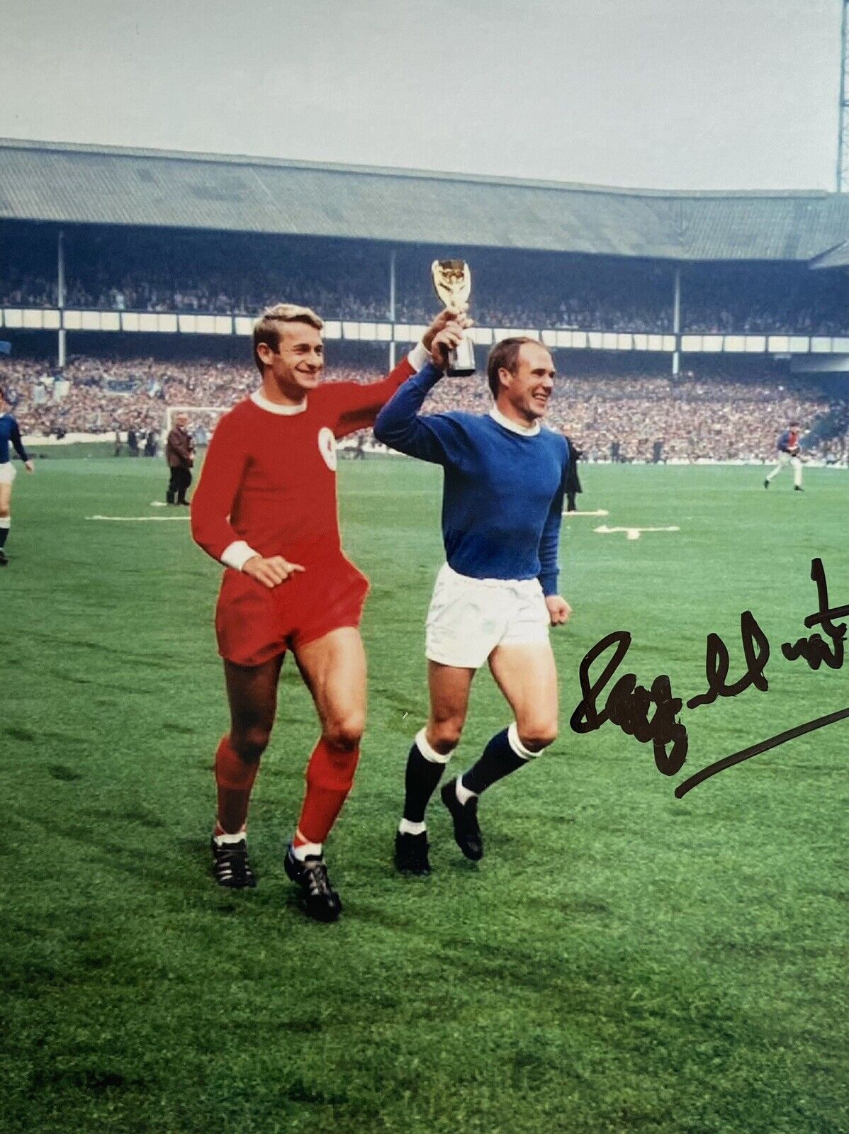 Roger Hunt Genuine Hand Signed Liverpool 6X4 Photo Poster painting