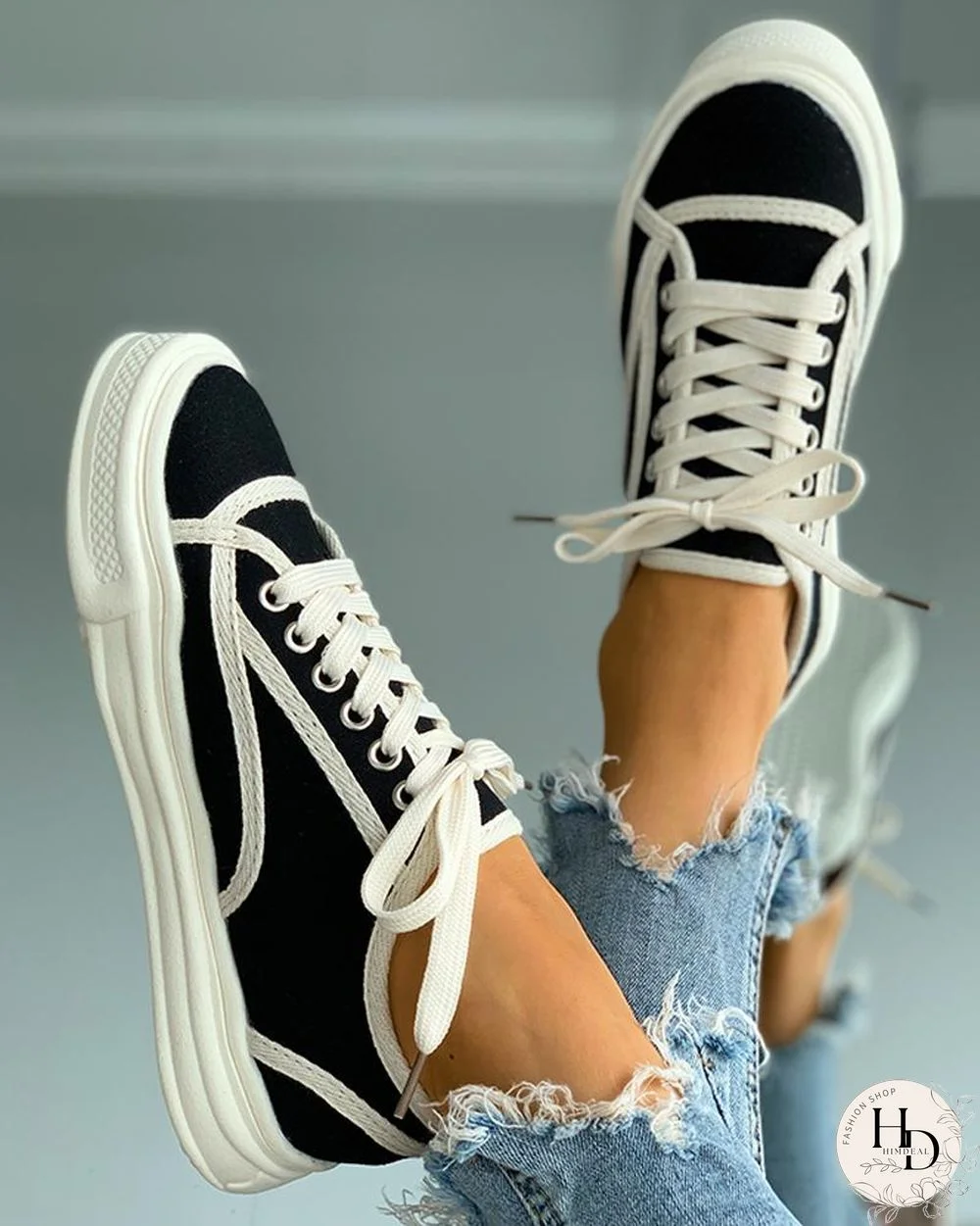 Colorblock Eyelet Lace-up Casual Sneaker