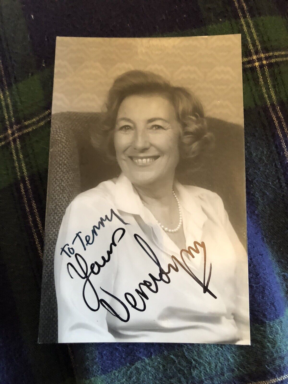 DAME VERA LYNN (FORCES SWEETHEART) VINTAGE SIGNED Photo Poster painting