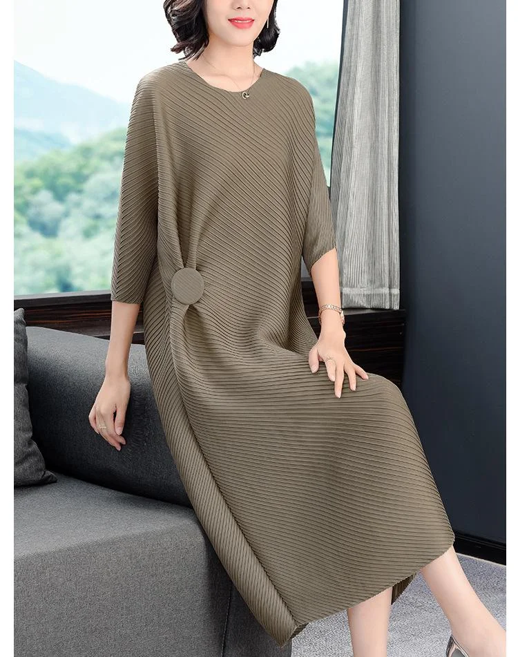 Elegant and fashionable pleated dress